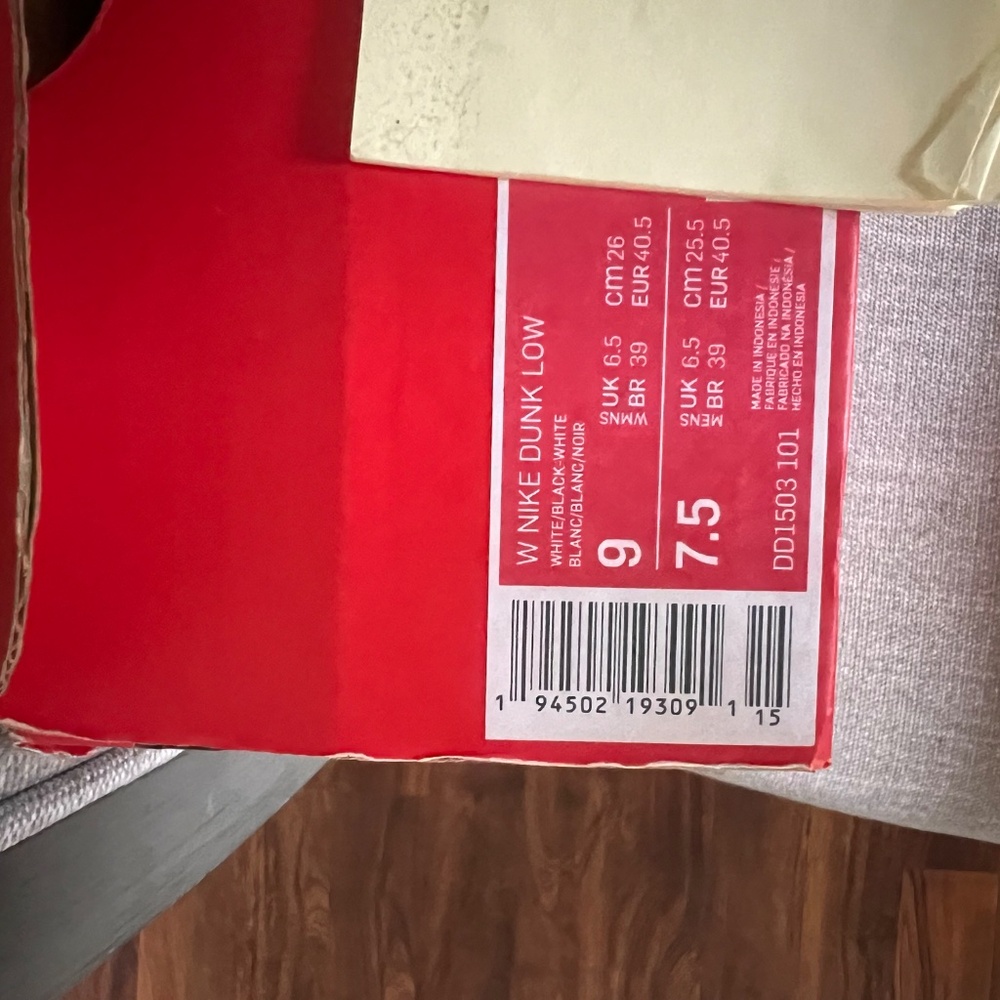 Nike DUNKS - image 4